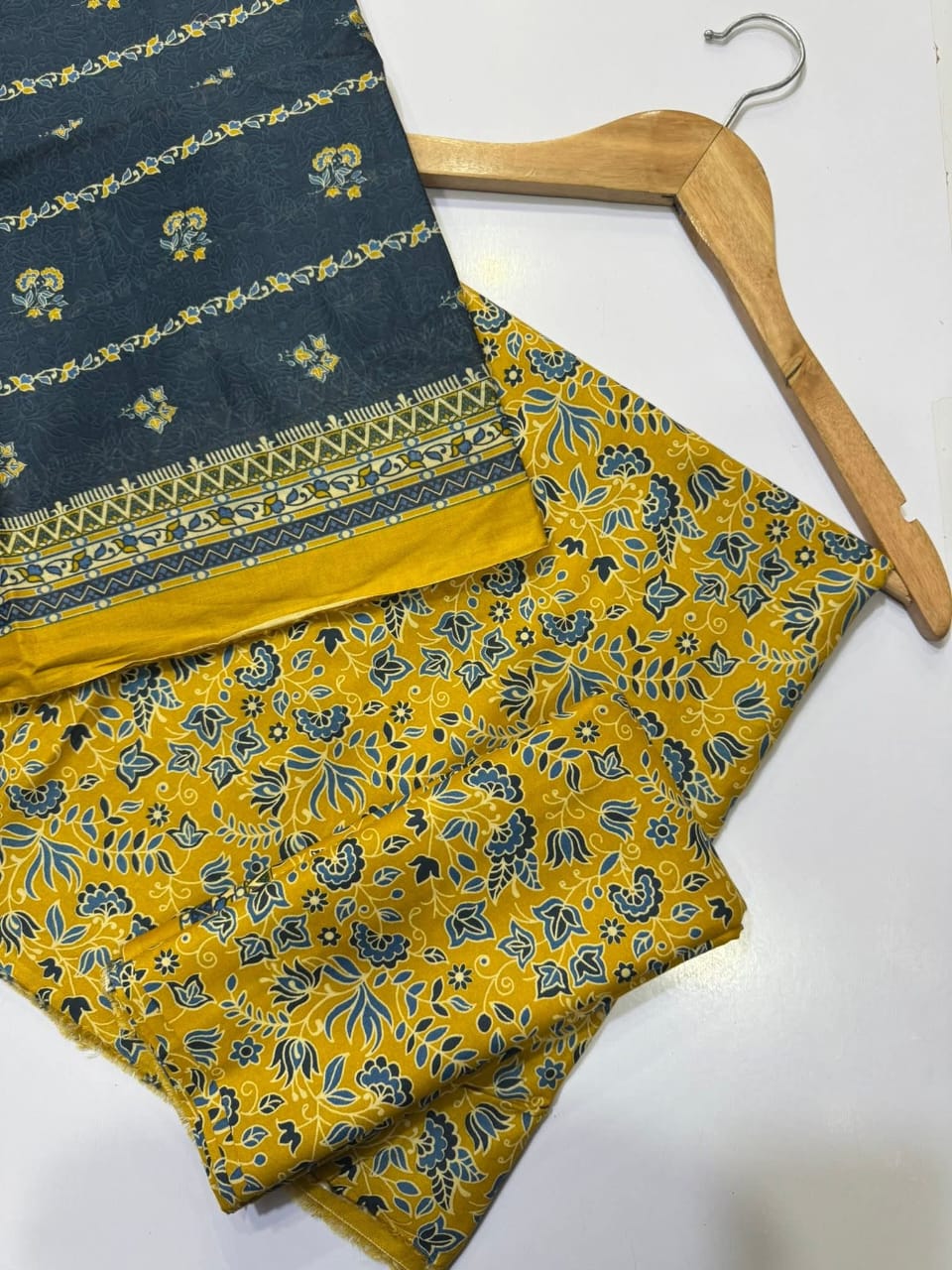 Printed Lawn Unstitched 3 Piece Suit