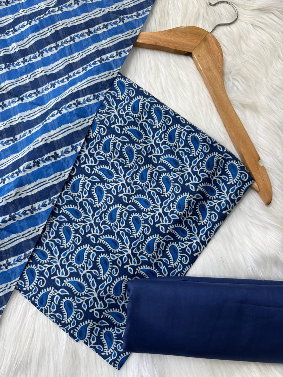 Printed Lawn Unstitched 3 Piece Suit