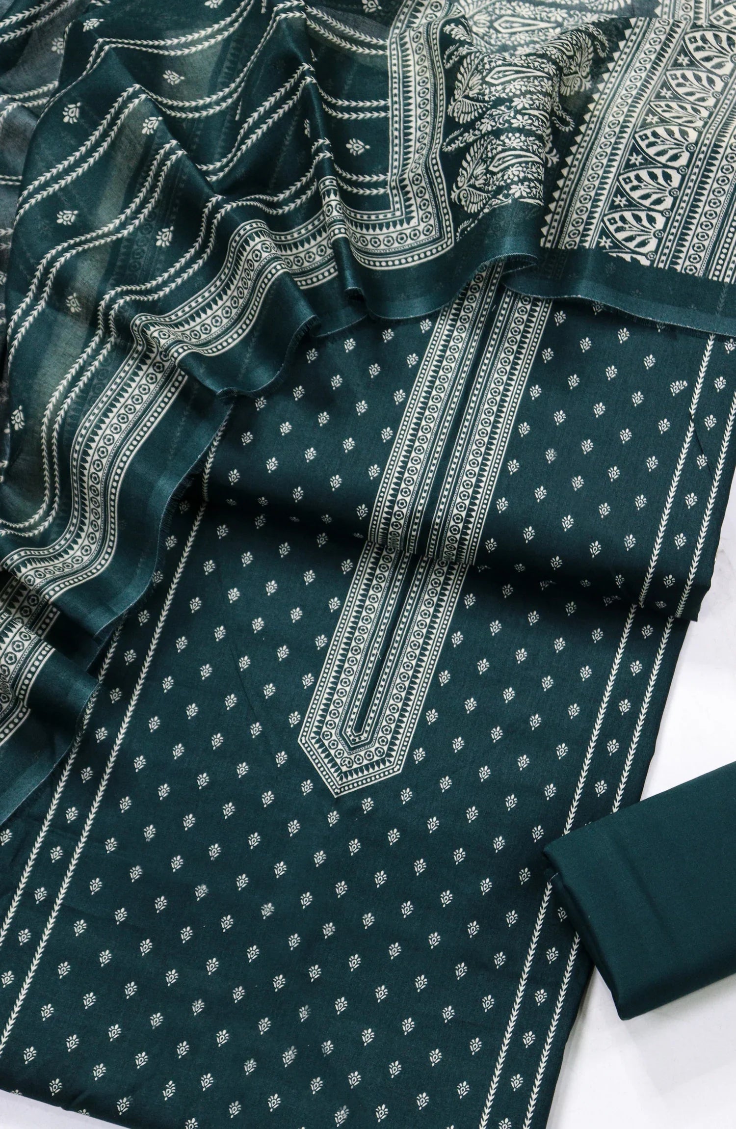 Printed Lawn Unstitched 3 Piece Suit