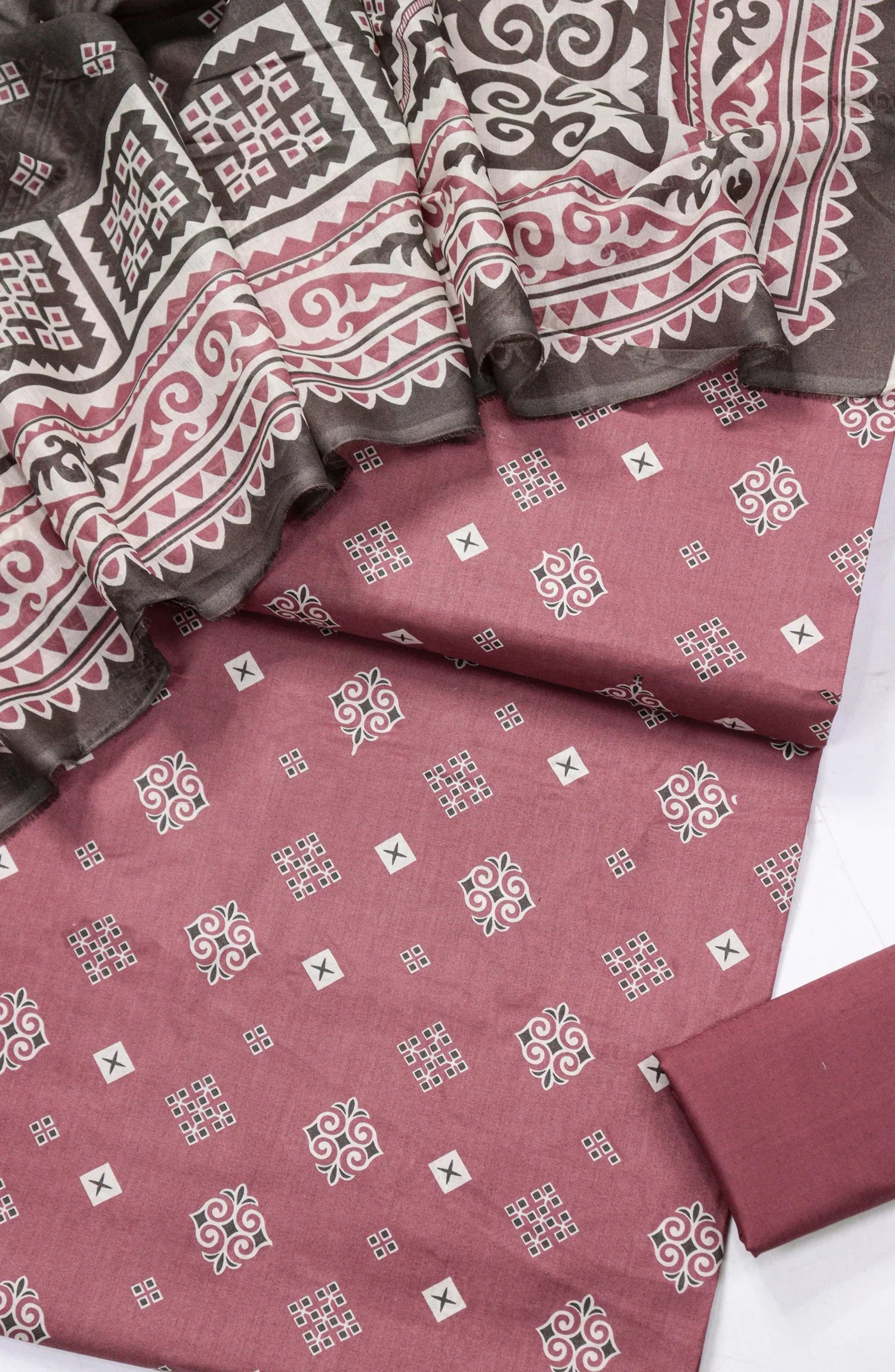 Printed Lawn Unstitched 3 Piece Suit