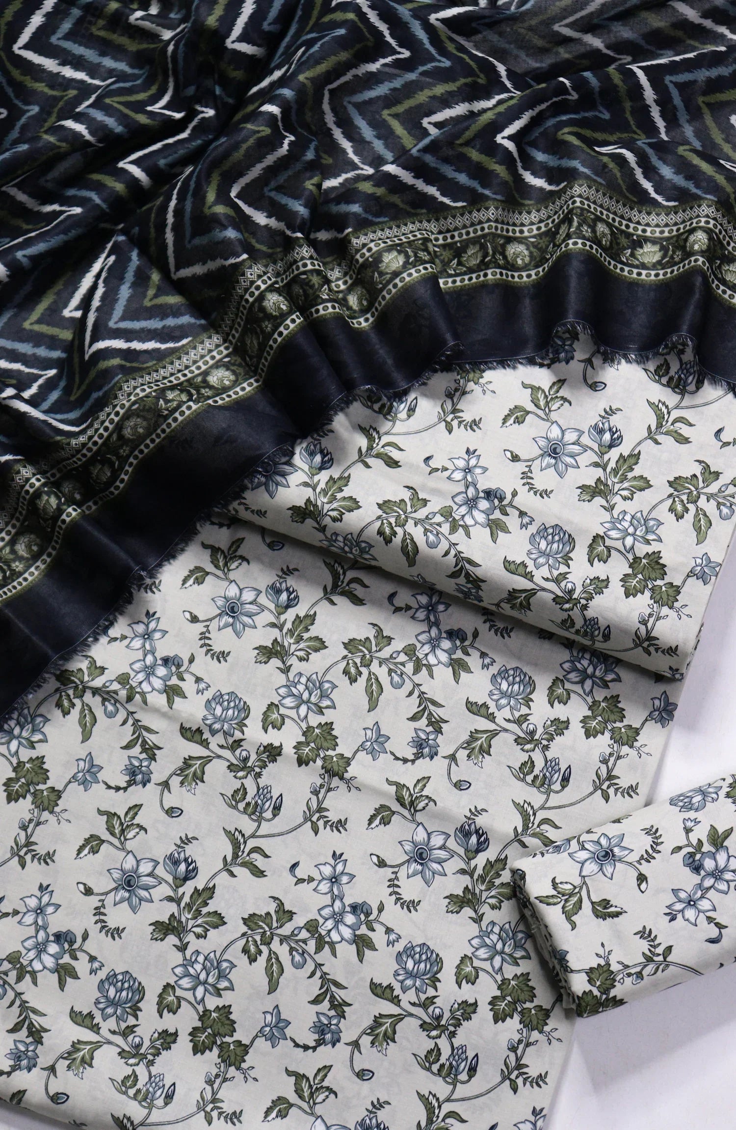 Printed Lawn Unstitched 3 Piece Suit